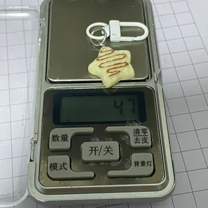 Vue détaillée d'un porte-clés gaufre étoile en résine sur une balance pesant 4,7g