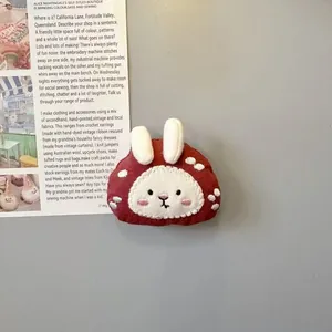 Vista dettagliata di un magnete da frigo in tessuto fatto a mano con coniglio 3D.