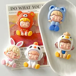 Gros plan détaillé de charms en résine de fille mignonne en costumes d'animaux DIY