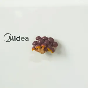 Dettaglio di un magnete da frigorifero 3D realistico a forma di funghi viola