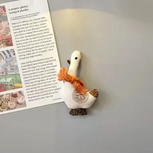 Dettaglio di un magnete da frigorifero a forma di oca in tessuto con sciarpa lavorata