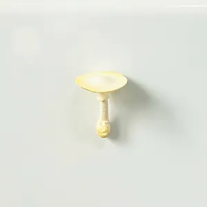 Macro vista di un realistico magnete da frigorifero a forma di fungo 3D