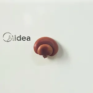 Vista dettagliata di un magnete da frigo a forma di fungo 3D su un pannello bianco