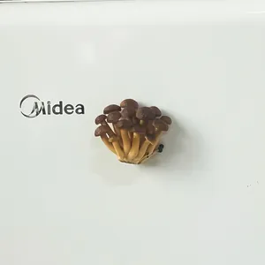 Dettaglio macro di un magnete da frigorifero a forma di fungo 3D realistico.