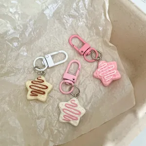 Trois mignons porte-clés gaufres en résine en forme d'étoile dans une boîte cadeau