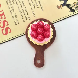 Crostata di lamponi in miniatura in resina per decorazioni fai da te per bambole.