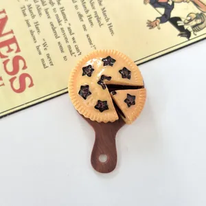 Dettaglio macro di una torta in miniatura in resina con stelle su asse di legno DIY