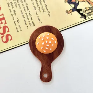 Vista macro dettagliata di un mini hamburger in resina su un vassoio a paletta marrone