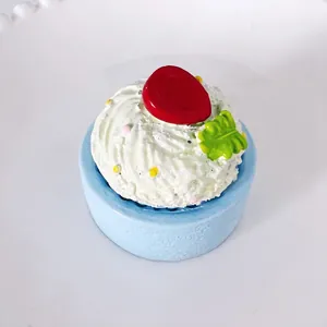 Nahaufnahme eines 3D-Cupcake-Kühlschrankmagneten mit blauem Boden und Kirsche