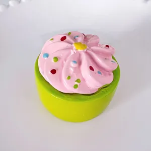 Detailansicht eines 3D-Cupcake-Kühlschrankmagneten mit rosa Glasur und Streuseln