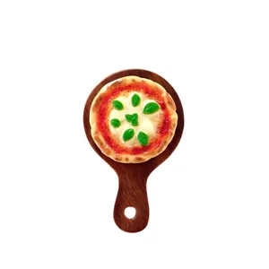 Pizza in miniatura realistica in resina su tagliere di legno per casa delle bambole