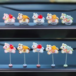 Set di mini figurine di cavallo dei cartoni animati per cruscotto auto zodiaco 2026