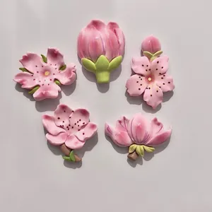 Detailansicht von fünf 3D-Kühlschrankmagneten mit rosa Blumenmotiven