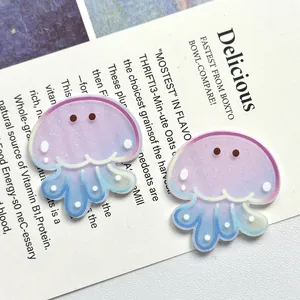 Nahaufnahme von süßem lila Acryl-Quallen-Zubehör für DIY-Haarklammern und Broschen