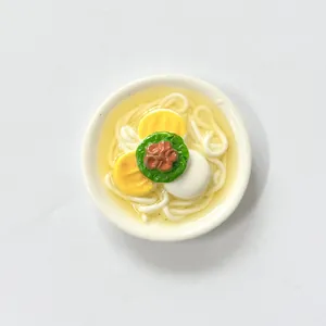 Detaillierte Makroansicht eines 3D-Miniatur-Ramen-Schüssel-Simulations-Kühlschrankmagneten