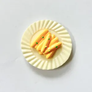 Detailansicht eines Miniatur-3D-Kühlschrankmagnets in Form eines gelben Speisetellers.