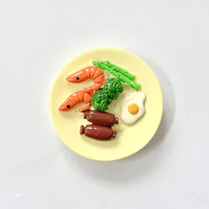 Makro-Detailansicht des 3D-Kühlschrankmagneten im realistischen Frühstücksteller-Design