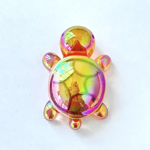 Dettaglio di un ornamento a forma di tartaruga in resina iridescente galvanizzata