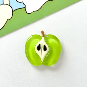 Primer plano de un dije de resina de manzana verde con textura de hielo para manualidades