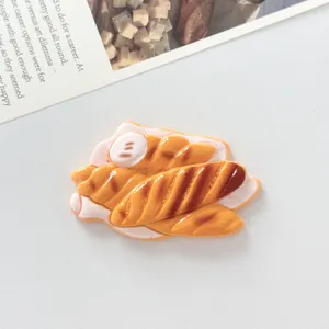Vista macro dettagliata di un accessorio in resina pane croissant simulato per DIY