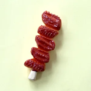 Vue détaillée d'un aimant de réfrigérateur miniature 3D en forme de brochette BBQ