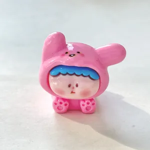 Detailopname van een schattig roze kunsthars figuurtje voor bureau decoratie