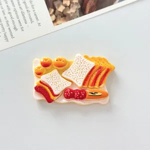 Dettaglio dell'accessorio in resina per pane in miniatura per artigianato fai-da-te