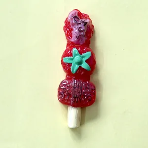 Vue macro détaillée d'un aimant de réfrigérateur en forme de brochette de fruits 3D