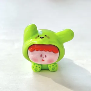 Detailopname van een schattig Liz-harsfiguurtje met groene konijnenkap voor bureau