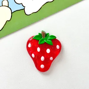 Primer plano detallado de un gran dije de resina de fresa translúcida para proyectos DIY.