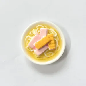 Detaillierte Makroaufnahme eines kreativen 3D Miniatur Ramen Nudel Kühlschrankmagnets