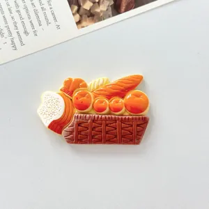 Vista dettagliata di un accessorio cestino del pane in miniatura in resina per fai da te