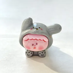 Detailopname van een schattig hars puppyfiguurtje met een roze gezichtje