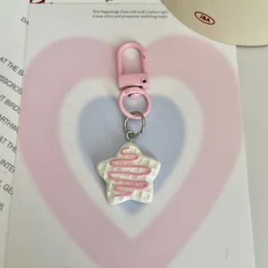 Gros plan d'un joli porte-clés gaufre en forme d'étoile avec glaçage rose en résine