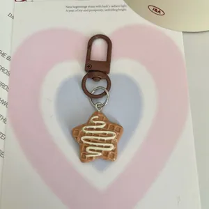 Vue macro détaillée d'un joli porte-clés en résine en forme de gaufre étoilée sucrée.