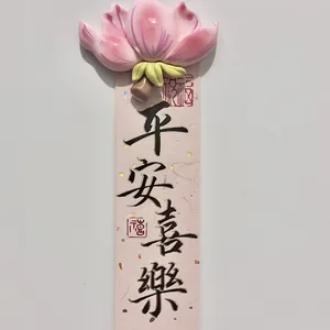 Detaillierte Nahaufnahme eines rosa chinesischen Blumenmagneten mit Glückstext