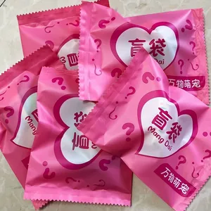 Detailopname van schattige roze heart-themed mystery blind bags voor koelkastmagneten.