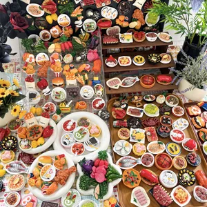 Gedetailleerde miniatuur eten koelkastmagneten collectie met realistische details