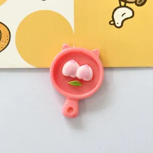 Nahaufnahme eines pfirsichfarbenen Harz-Charms für DIY-Handwerk und Accessoires