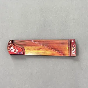 Detail eines chinesischen Guzheng-Kühlschrankmagnets aus Holz mit Blumenmuster.