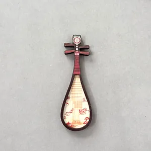 Detailaufnahme eines traditionellen chinesischen Pipa-Musikinstrument-Kühlschrankmagneten aus Holz
