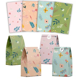 Vista detallada de bolsas de papel florales para regalo con pegatinas de agradecimiento pastel