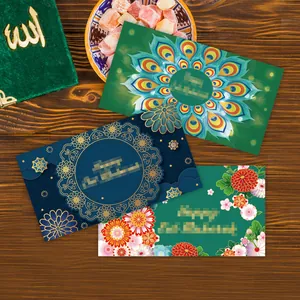 Vista dettagliata di buste festive Eid Mubarak con mandala pavone e motivi floreali
