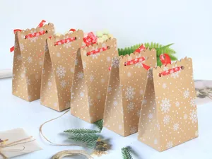 Festliche Kraftpapiertüten mit Schneeflockenmuster und roten Bändern für Weihnachtsbonbons
