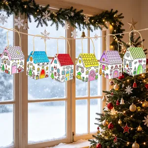 Set aus 6 bunten Weihnachts-Lebkuchenhaus-Süßigkeitenboxen, am Winterfenster hängend.