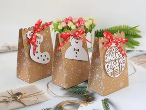 Weihnachtliche Kraftpapier-Süßigkeitentüten mit Schneeflocken und Laserschnitt-Karten.