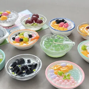 Vista dettagliata di varie ciotole colorate per dessert in miniatura e calamite alimentari