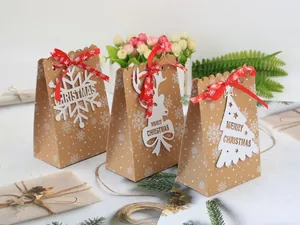 Detailansicht festlicher Weihnachts-Kraftpapiertüten mit lasergeschnittenen Deko-Karten