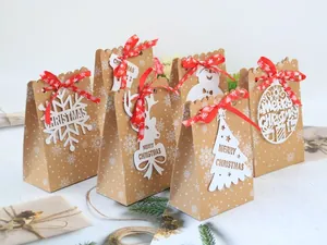 Detailansicht von sechs Weihnachts-Kraftpapiertüten mit lasergeschnittenen Karten