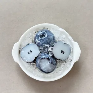 Primo piano di calamita da frigo in resina 3D con gelatina di mirtilli e ghiaccio
